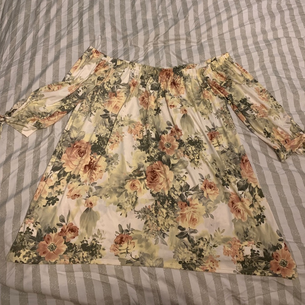 PinkBlush 1x Ivory Floral Off Shoulder Top NWT